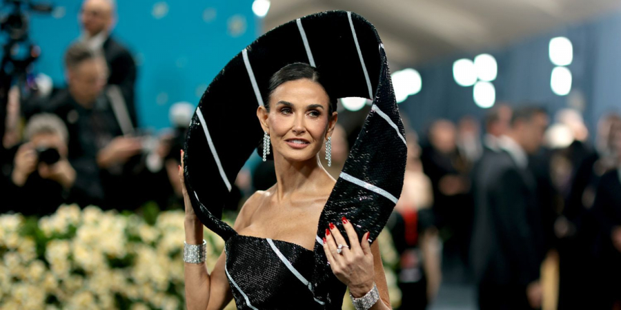 „Veteranele” de la Met Gala, apariții bizare: Pamela Anderson cu o tunsoare neinspirată, Demi Moore cu o rochie-cravată și Madonna cu un trabuc pe covorul roșu - GALERIE FOTO