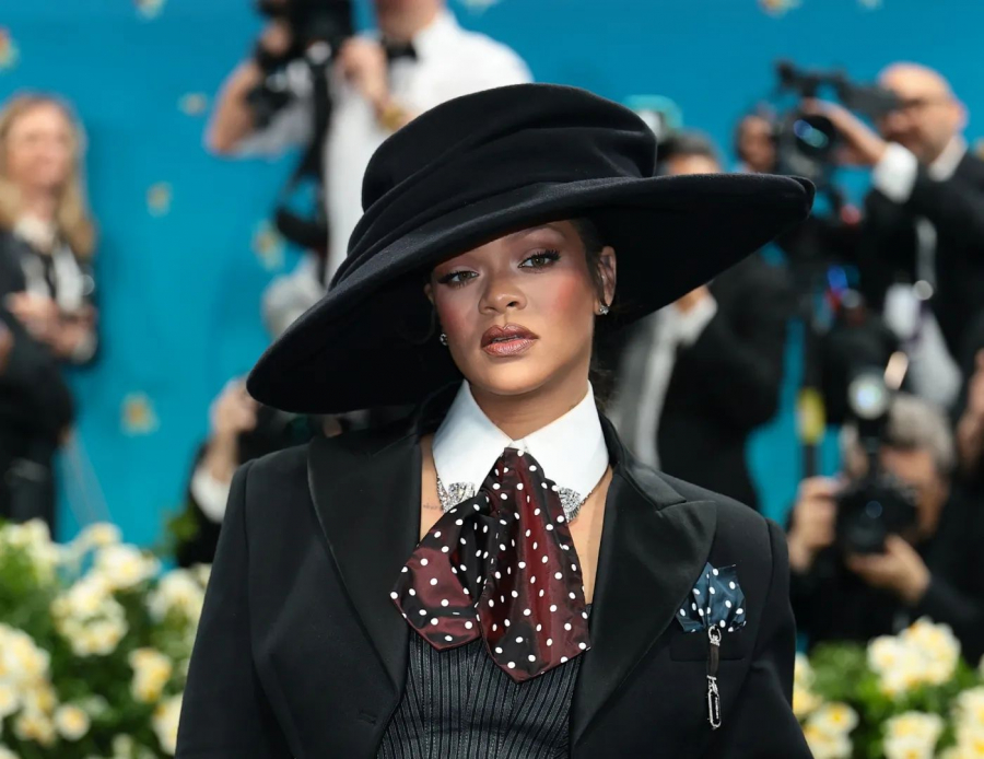 Rihanna, însărcinată din nou, la un an după nașterea celui de-al doilea copil! Artista și-a etalat burtica la Met Gala, într-o ținută excentrică - FOTO