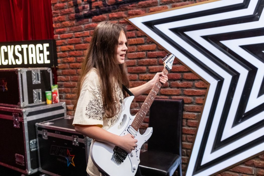 Patrick Nicoară a uluit publicul după ce a interpretat Sonata lui Beethoven la chitară, cu toate că a avut probleme cu instrumentul, la Românii au Talent! Jurații l-au aplaudat: „Ai reușit să îți păstrezi calmul...” - VIDEO