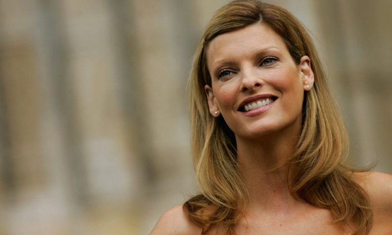 Cum arată Linda Evangelista în 2025, la 60 de ani. A trecut prin multe din cauza unei boli grave și a unor proceduri estetice nereușite