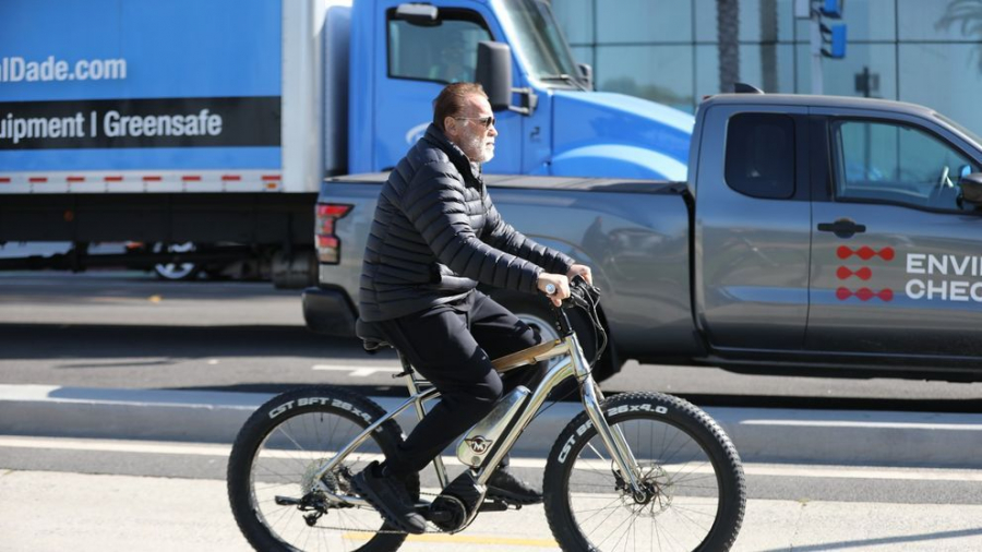 Surpriză totală: Cel mai bogat actor din lume nu e Tom Cruise sau Dwayne Johnson, ci un veteran de 77 de ani care circulă mai mult cu bicicleta și care nu a mai jucat într-un film de ani - FOTO