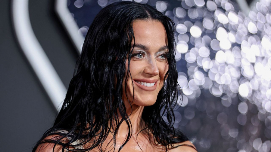 Katy Perry s-a oprit în mijlocul concertului pentru a „mustra” o fana: „I-ai trimis mesaje logodnicului meu”