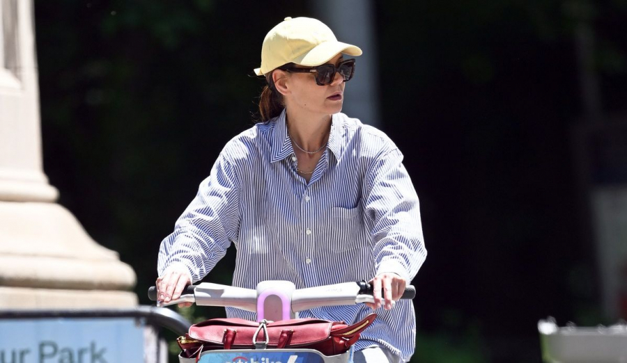 Katie Holmes, grăbită prin New York. Și-a închiriat o bicicletă și a pedalat îmbrăcată în pantaloni de trening și o cămașă largă - FOTO