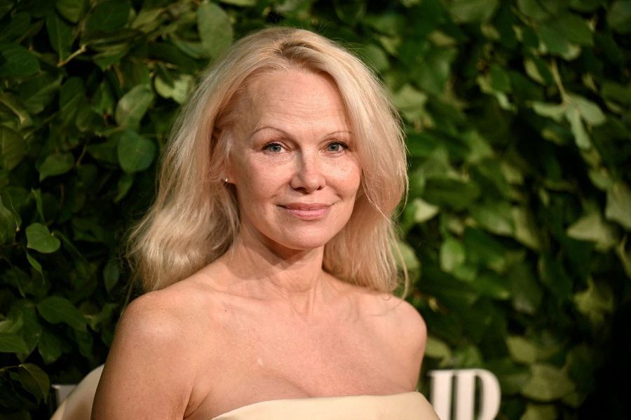 Adevărul despre fotografia inedită cu Pamela Anderson. Mulți dintre fani s-au grăbit să spună că actrița a revenit la stilul glam - FOTO