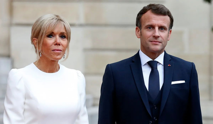 De ce pare că Brigitte Macron l-a pocnit în nas pe Emmanuel Macron. Un martor aflat în avionul prezidențial povestește ce s-a întâmplat în realitate - VIDEO