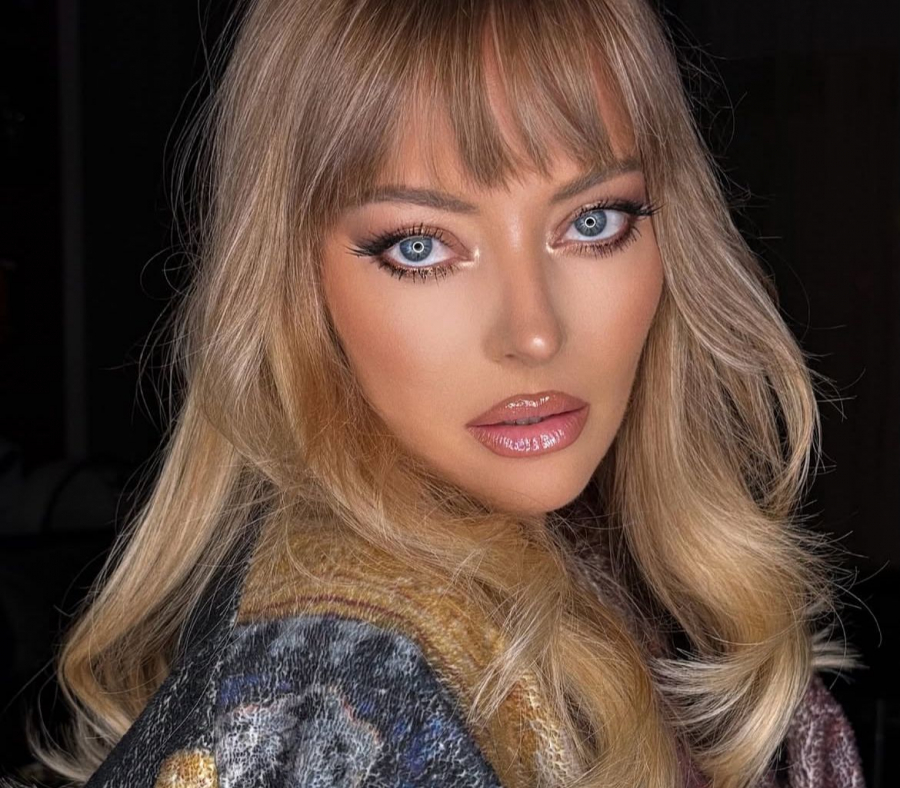 Îmbrăcată ca o păpușă Barbie, dar cu un mesaj puternic. Delia, piesă despre stereotipurile în care sunt încadrate femeile - VIDEO