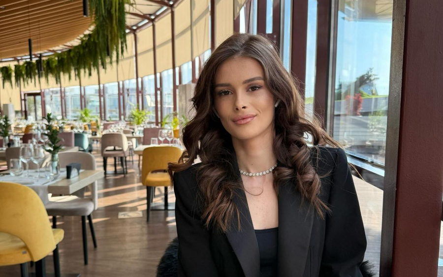 O influenceriță din România, ucisă în plină stradă! Tânăra, însărcinată pentru a doua oară, se afla cu fetița ei în momentul atacului