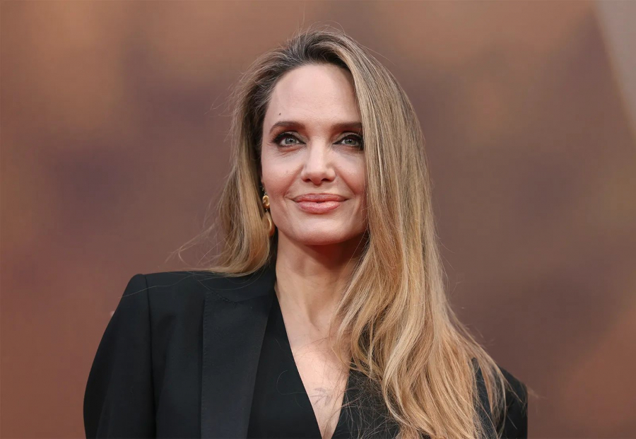 Angelina Jolie la 50 de ani: 10 apariții fabuloase pe covorul roșu care au făcut istorie - FOTO