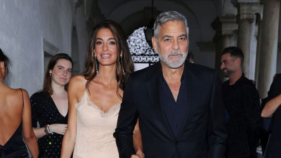 Cum a reacționat Amal, soția lui George Clooney, când actorul și-a vopsit părut pentru rolul de pe Broadway: „Arătam ca un dealer” - FOTO