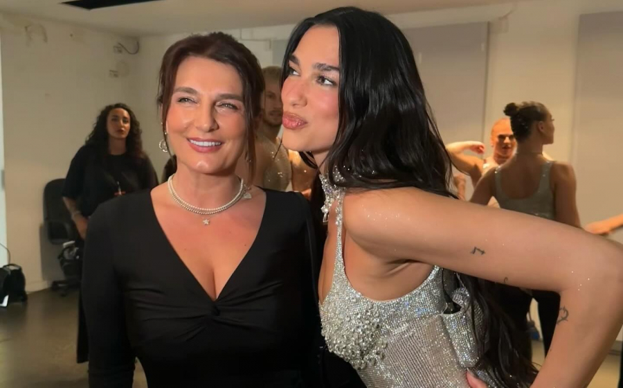 Cine e Anesa, mama fabuloasă a celebrei Dua Lipa. Povestea femeii care a fugit din calea războiului și a crescut un superstar