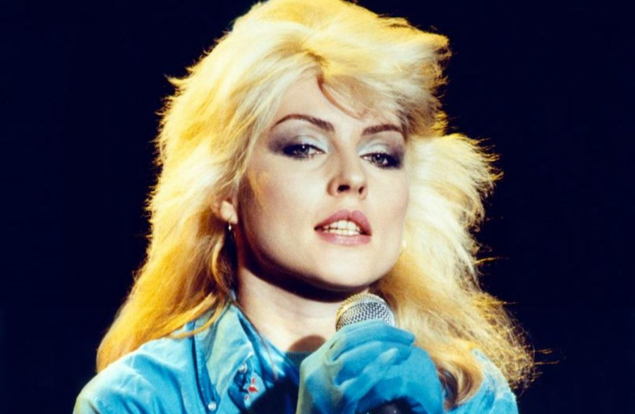 Cool în anii '80, dar și mai cool la 80 de ani! Artista care sfidează trecerea timpului și care arată fabulos, deși are vârstă de străbunică
