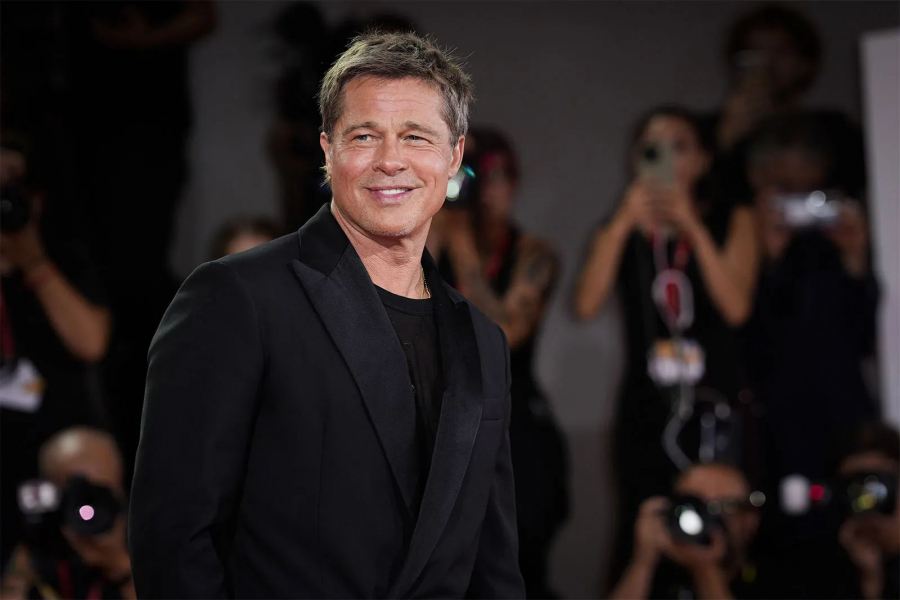 Imagini cu Brad Pitt pe platoul de filmare. Cum arată actorul în noul său film, creat după scenariul lui Quentin Tarantino