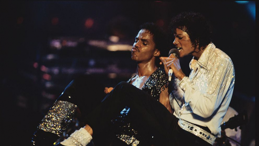 Suma uriașă cu care s-a vândut o șosetă purtată de Michael Jackson! „Regele Pop” ar fi aruncat-o în cabina sa, după un concert din anii ’90 - FOTO