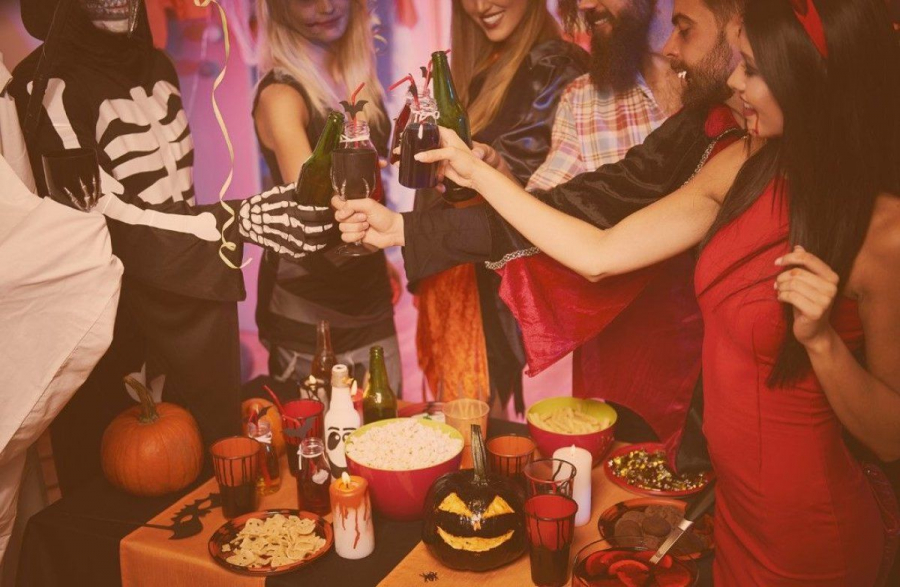 O petrecere de Halloween s-a încheiat tragic! Mai mulţi participanţi au ajuns la spital, după ce au leșinat brusc