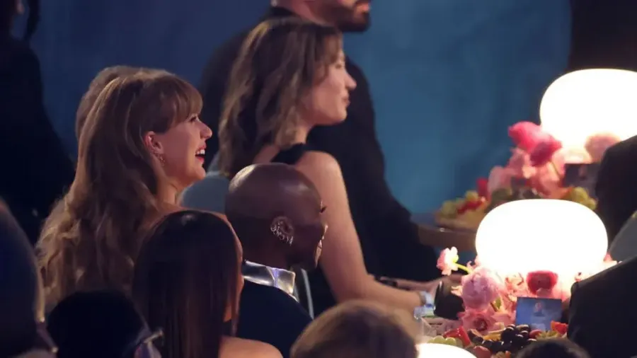 Vedeta în vârstă de 35 de ani și-a angajat mai multe gărzi de corp și a încercat să treacă neobservată prin aeroport. Acoperită din toate părțile de umbrele negre
