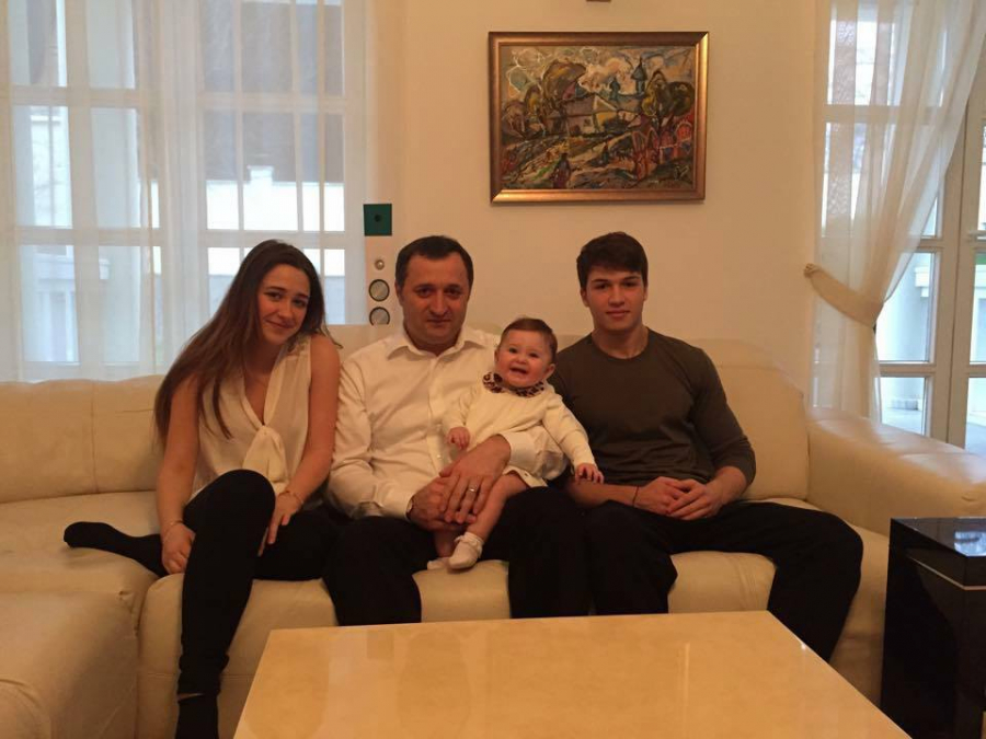 De Pasti, si-au etalat copiii pe Facebook! Cine-s politicienii care n-au rezistat ispitei de a-si personaliza felicitarile - FOTO