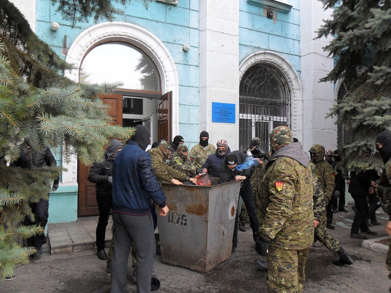 Un functionar ucrainean, hranit cu gunoaie pentru ca prieteneste cu politicienii prorusii - VIDEO