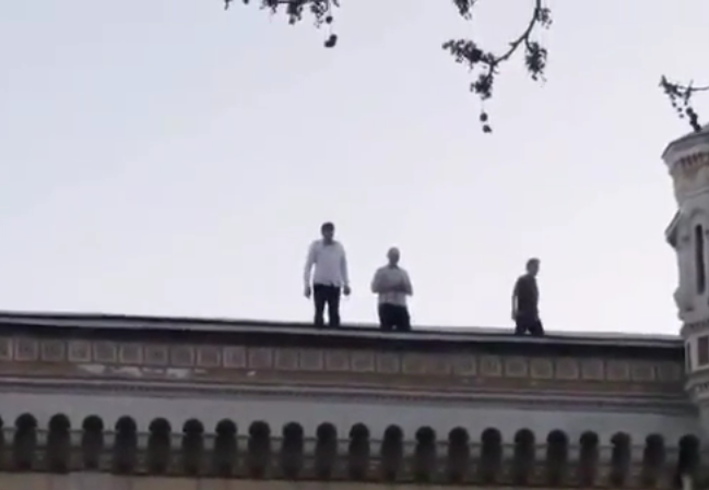 "Vrea sa sara" Dorin Chirtoaca, filmat in timp ce mergea pe acoperisul primariei - VIDEO
