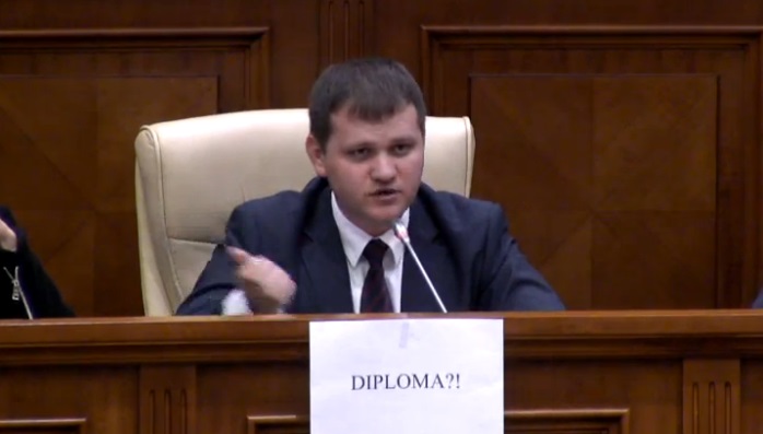 FAZA ZILEI: Valeriu Munteanu cu placard: "DIPLOMA?!" Voronin ii ia apararea lui Gaburici: "N-are atestat, dar are 7 ani de-acasa!"