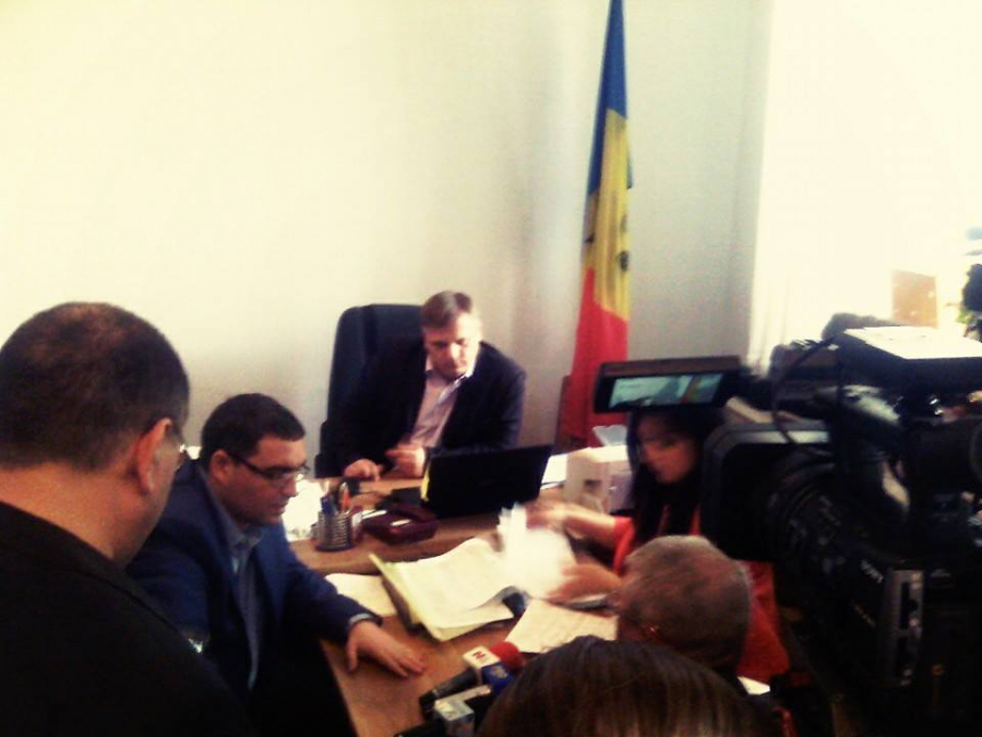 Renato Usatii, pus pe distractii. Acesta isi face selfie in timp ce depune actele pentru functia de primar la Balti - FOTO