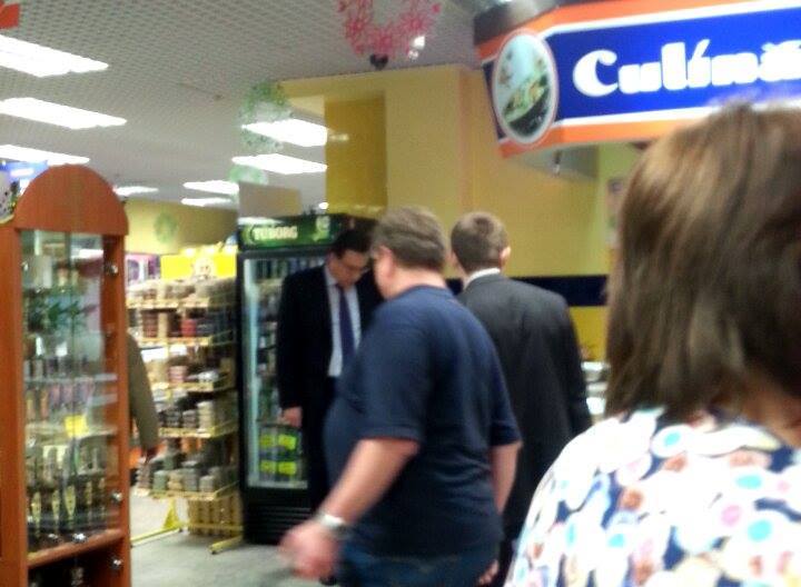 PAPARAZZO! Marian Lupu, surprins la supermarket, in timp ce jurnalistii il asteptau la declaratii - FOTO