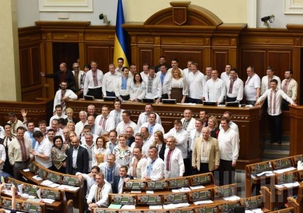 Deputatii ucrainei au venit la sedinta imbracati in camasi nationale. Motivul e demn de toata lauda - FOTO