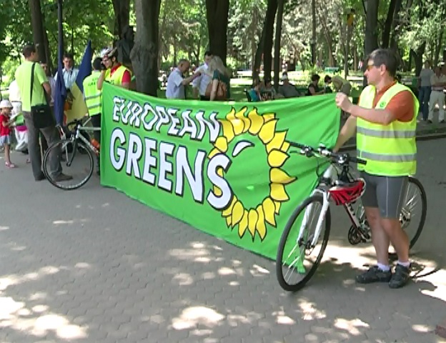 Verde pentru ecologisti! Au dat start campaniei electorale: Chisinaul trebuie spalat si maturat - VIDEO