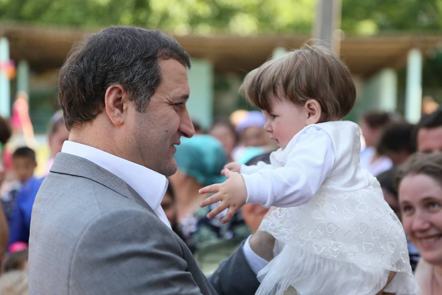 De 1 iunie si-au "umplut" conturile de Facebook cu poze cu copii. Politicienii au sarbatorit ziua Copiilor - FOTO