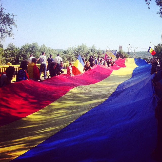 Un tricolor imens a unit astazi simbolic Moldova cu Romania. Drapelul de 300 de metri a fost intins pe podul de peste Prut de la Sculeni - VIDEO