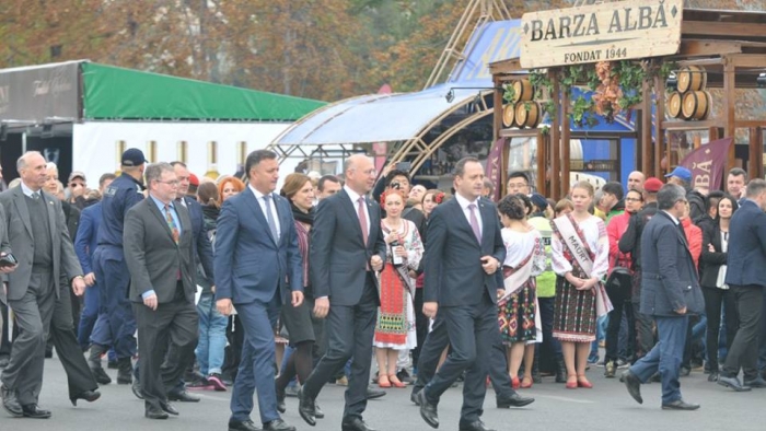 De Ziua Vinului, si oficialii au venit in centrul capitalei. Alesii poporului au facut un tur prin piata ca sa vada standurile vinificatorilor - GALERIE FOTO