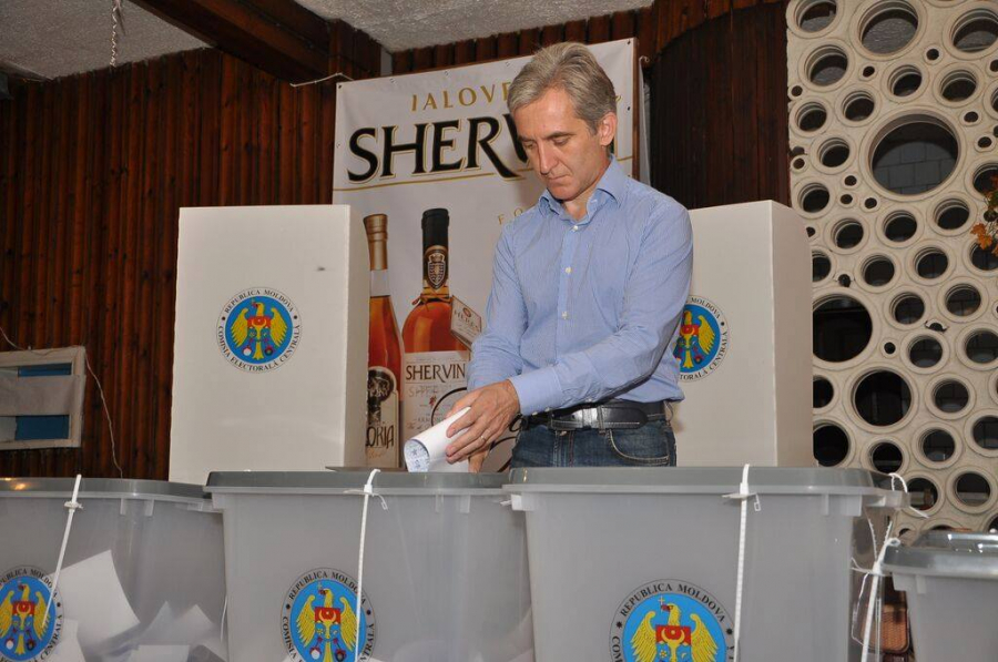 Alegeri locale 2015: Iurie Leanca, liderul Blocului Electoral "PPEM" a votat pentru iesirea din situatia dramatica in care se afla Moldova - FOTO