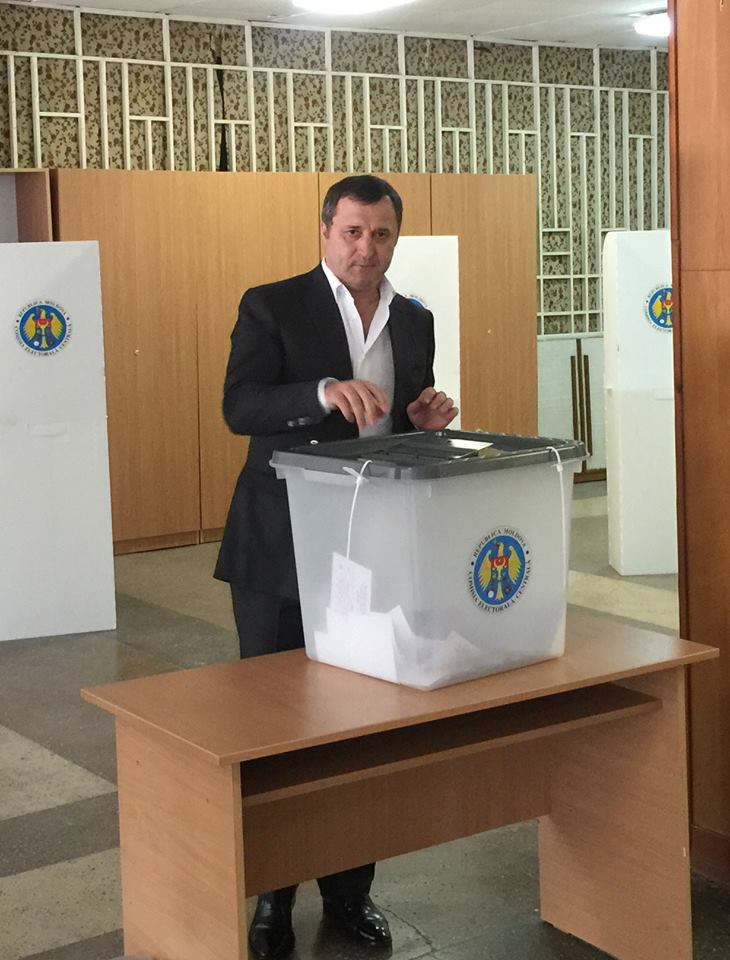 Liderul PLDM a votat: "Vino la vot, fiecare vot conteaza! Moldova merge inainte" - FOTO