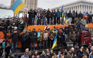 Manifestatii violente la Kiev. AFP: 100.000 de oameni au iesit in strada, 100 de politisti, raniti