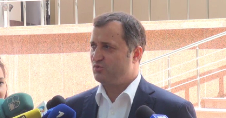 Vlad Filat: "Imi este foarte greu, sunt rudele mele, dar nu ma voi abate de la obiectivul principal: crearea coalitiei majoritare"