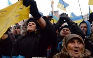 A 3-a saptamana de proteste in Ucraina. Manifestantii canta si danseaza ca sa reziste in frig