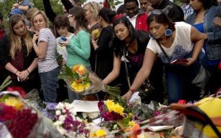 Un munte de flori pentru Nelson Mandela. LIVE din Africa de Sud, de la locuinta familiei liderului