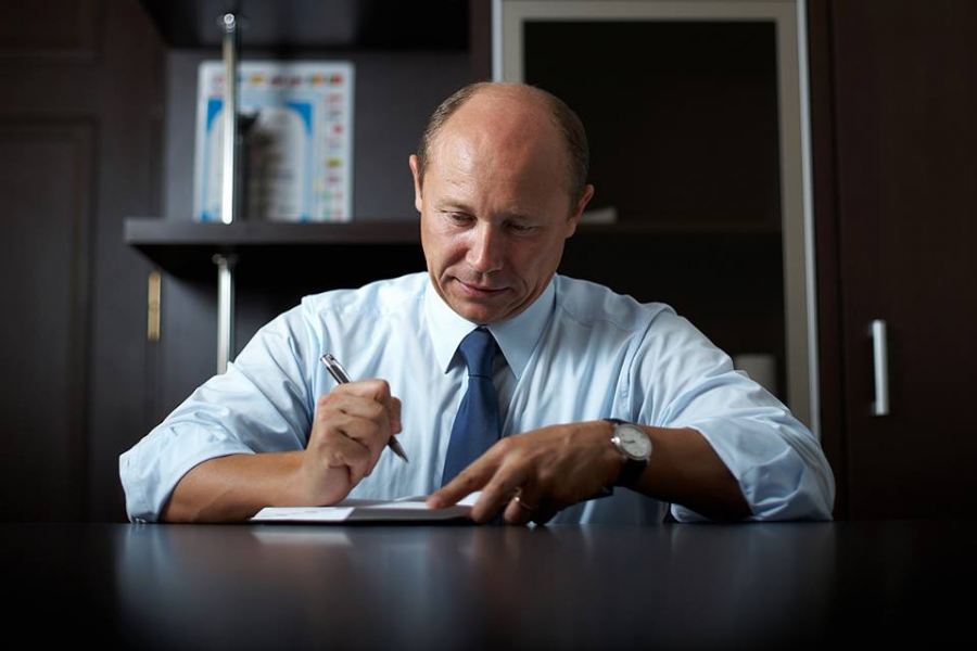 Il ia peste picior pe Gaburici? Valeriu Strelet si-a publicat diplomele: "Am absolvit scoala medie din sat in 1987"