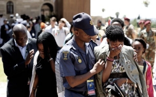 Incidente la Pretoria. Sute de sud-africani au rupt barierele politiei ca sa-l vada pe Mandela
