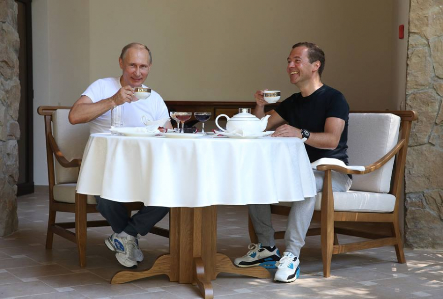 Putin si Medvedev, intr-o atmosfera familiala, fac sport si servesc dejunul impreuna - FOTO