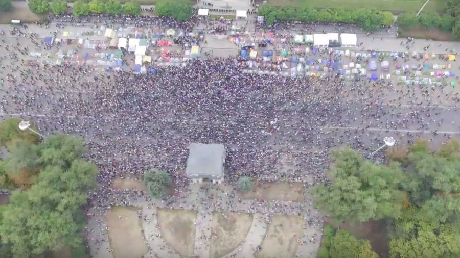 GALERIE FOTO - Cati oameni sunt in Piata? Imagini facute cu o drona