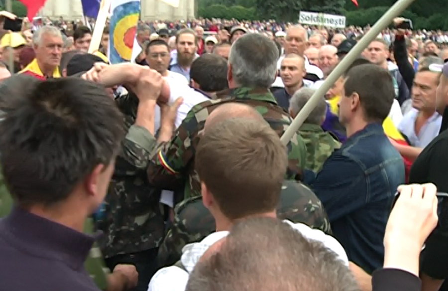 Unionistii, bruscati de veteranii razboiului de pe Nistru: Protestul din PMAN a inceput cu o incaierare intre un grup de unionisti si protestatari - VIDEO/FOTO