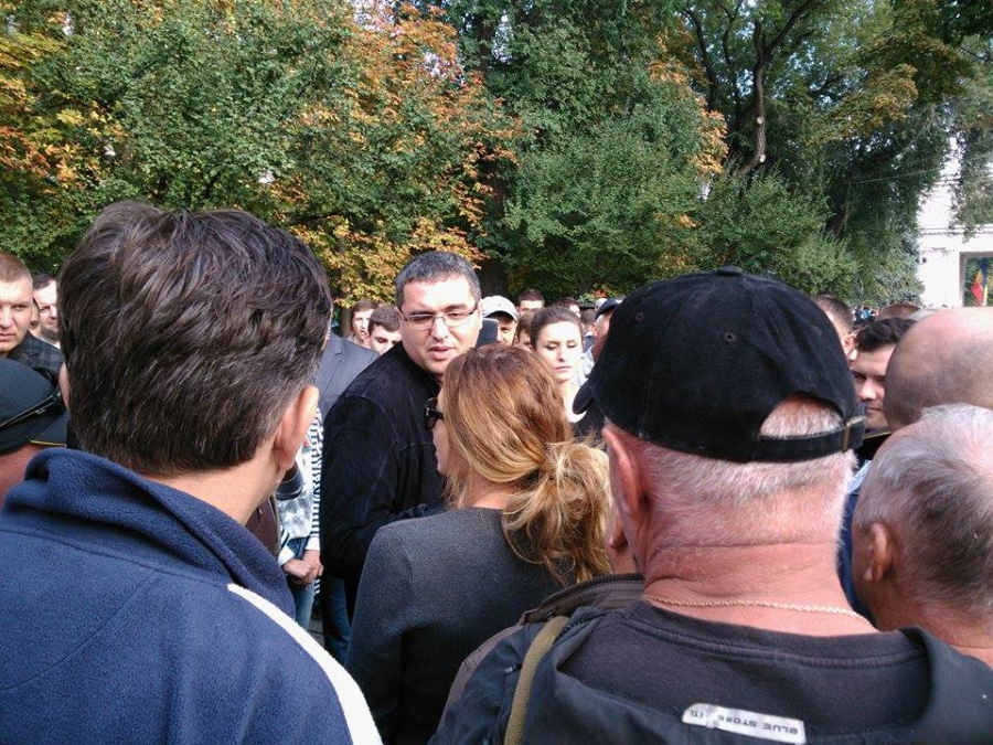 Renato Usatii, surprins la protestul din centrul Chisinaului: "Daca vin cu cortul, 70% din manifestanti vor trece in oraselul meu" - FOTO