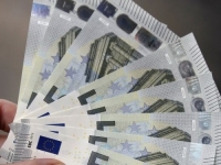Euro s-a apreciat la maximul a peste doi ani fata de dolar