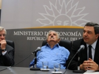 Fara garzi de corp si 90% din salariu. Cum traieste "cel mai sarac presedinte din lume"