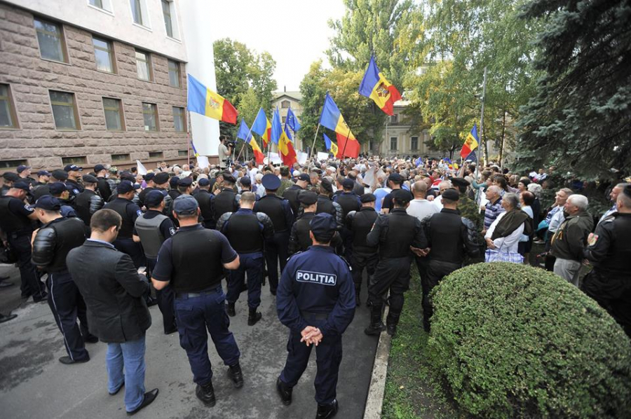 Platforma DA, in "vizita" la protestatarii lui Dodon si Usatii. Manifestantii din Piata au pichetat Parlamentul - GALERIE FOTO