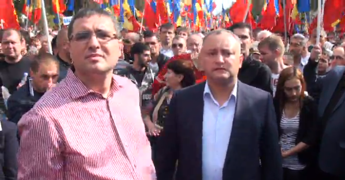 "Vsea vlasti norodu, Moldova" -  Protestatarii continua sa scandeze in fata Parlamentului. JOS ALIANTA" -  FOTO