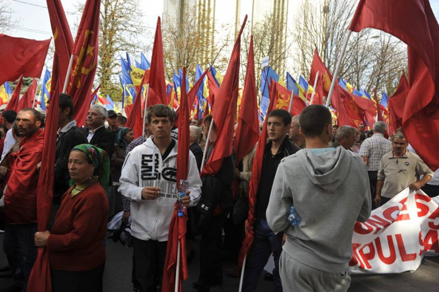 Protest "fara culoare", dar ROSU. Dodon se foloseste de ocazie sa isi promoveze partidul? - FOTO