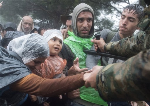 Crucea Rosie AVERTIZEAZA: Refugiatii nu sunt pregatiti pentru iarna rece si ploioasa din Balcanii de Vest