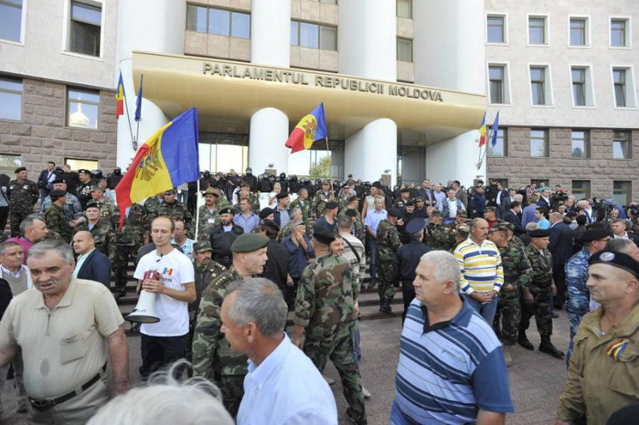 Tensiuni la Parlament: Protestarii DA in fata legislativului (GALERIE FOTO)