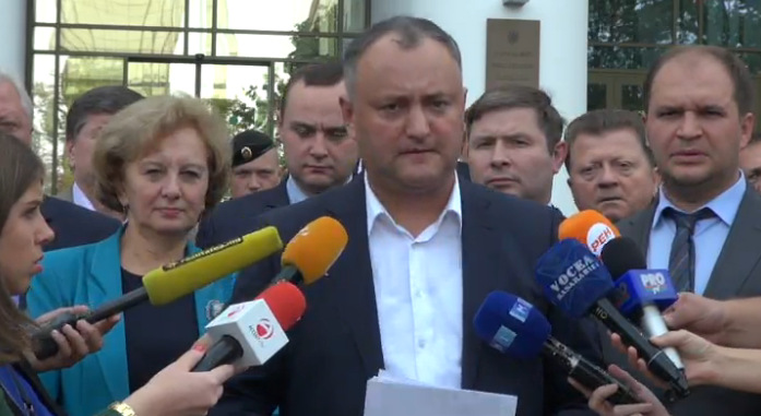 Briefing in fata Parlamentului. Dodon: "Timofti se bate cu pumnul in piept. Sa-l vedem peste doua-trei zile"